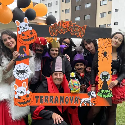 Un grupo de asistentes disfrazados posa dentro del marco de fotos de Halloween de Terranova.