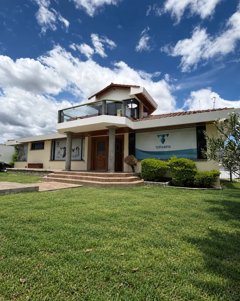 Fachada de la Clínica Veterinaria Terranova en Tumbaco, con su jardín al frente.